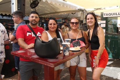 José Ruano, Yaiza amador, Paqui Sánchez y Carmen Barranco, en la Feria del Mediodía.