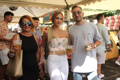Ángeles Fernández, María del Mar Alcocer y Francisco Javier López, en la Feria del Mediodía.