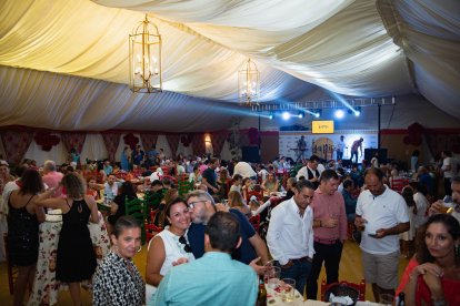 No cabía ni un alfiler más en la caseta de La Pita en la noche del jueves de Feria.