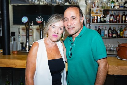 José y Loli, en la barra de La Pita.