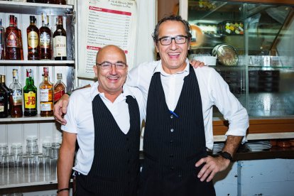 Ismael Castro y José Mari García, tras la barra de la caseta de La Pita.