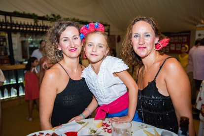 Patricia y Beatriz Mellado y la pequeña Carmen.
