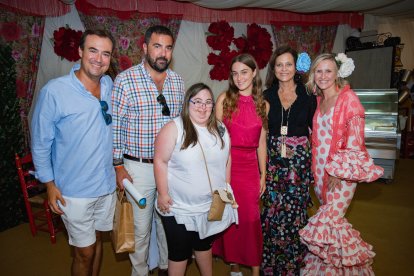 Miguel García, presidente de La Pita, junto a Paco, Irene, Maite, Maite y Cristina.