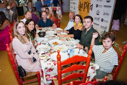 Ramón Herrera, Eric Domínguez, Ramón Herrera, Angustias, Rafa Caracuel, Elena y Raquel