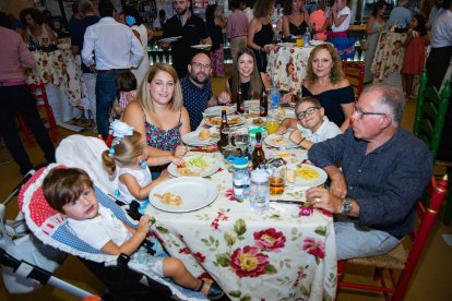 La familia de Autoescuela Matías, disfrutando de la noche del jueves en La Pita.