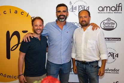 El parlamentario andaluz Eric Domínguez, junto al consejero de Medio Ambiente, Ramón Fernández-Pacheco, y el secretario general de Universidades, Ramón Herrera.