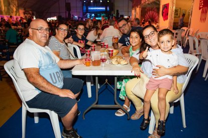 Jessica, Martín, Olaya, Rafa, María José, Marcos y Luis se reunieron en la Caseta Municipal.