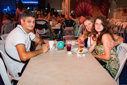 Tomas, Conchi y Nuria cenaron en la Caseta Municipal.