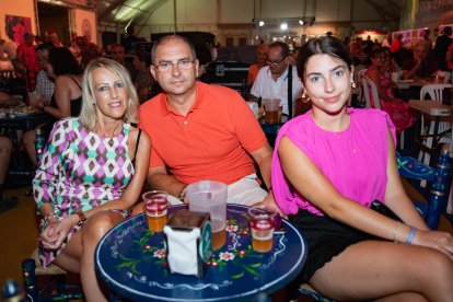 Isabel, Antonio y Marta pasaron una noche en familia en la Caseta Municipal.