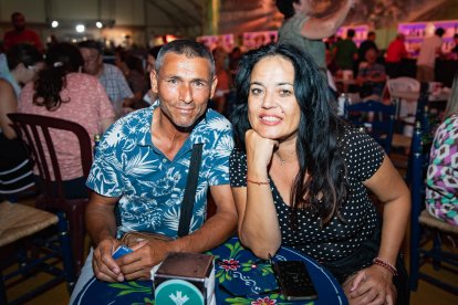 Almudena y Manuel disfrutaron y bailaron en la Caseta Municipal.