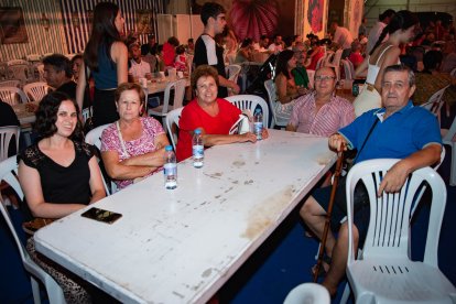 Gema, Pepi, Encarna, Víctor e Isidro tomaron algo y disfrutaron de un gran ambiente.