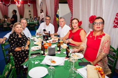 Jerónimo Parra presidente de la Cámara de Comercio junto a su esposa, Mari Carmen Pastor, José María Molina, José Luis Muñoz, de ASEMPAL, Carmen y Laura Negrillo.
