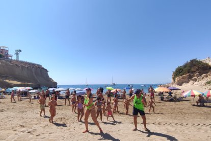 El equipo de \'Levántate y Baila\' revoluciona la playa de San Juan de los Terreros.