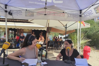 Marga Martínez dueña de Chiringuito Costa Tranquila habla con la periodista Marina Ginés