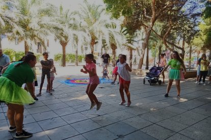 Las hermanas Sara y María divirtiéndose en la comba.