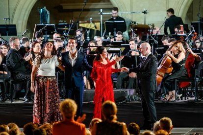 Una prolongada ovación, con buena parte del público en pie, rubricó la gran noche de música y arte. 