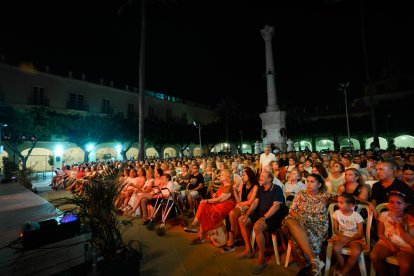 Impresionante aspecto de la Plaza Vieja, que agotó su aforo de aficionados y amantes de la OCAL. 