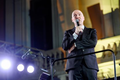 Michael Thomas, dirigiéndose a los espectadores.