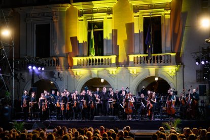 La Orquesta Ciudad de Almería, recibiendo el cariño del público.
