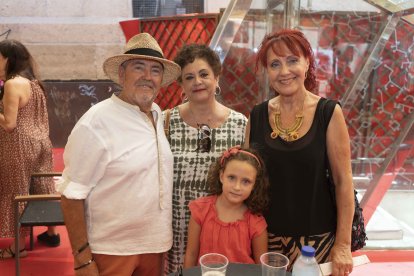 Pedro, Ángeles, Mari Ángeles y Valentina.