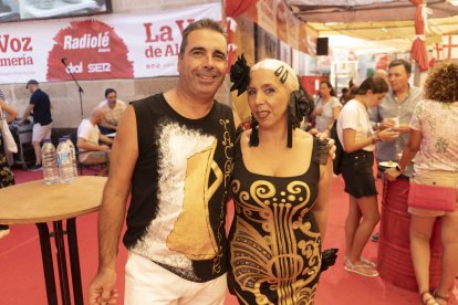 Charo y Javier son de la Línea de la Concepción y llevan trajes diseñados y pintados por la propia Charo...