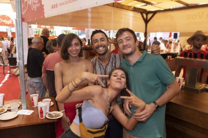 Ester Saldaña, Ámbar Sidbury, Alejandro Palekar y Alejandro Aranda, un grupo de amigos que se lo pasó genial este viernes en el ambigú de La Voz de Almería.