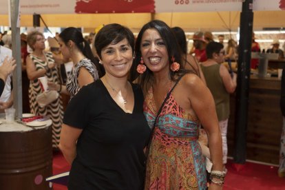 La expresidenta del Parlamento andaluz, Marta Bosquet, también visitó el ambigú de la Plaza Pablo Cazard. Aquí con la periodista Lola González