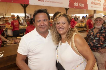 Disfrutando en la barra de La Bodeguilla de Burana encontramos a Manuel Bueno y Ana Francisco recién llegados de León