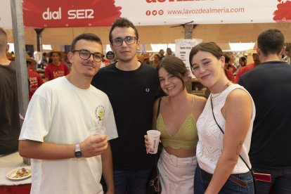 Rodrigo, Alejandro, Laura y Silvia pasándolo bien entre amigos