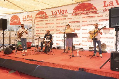 Noches de Candela volvió a animar el ambigú en la Plaza Pablo Cazard.