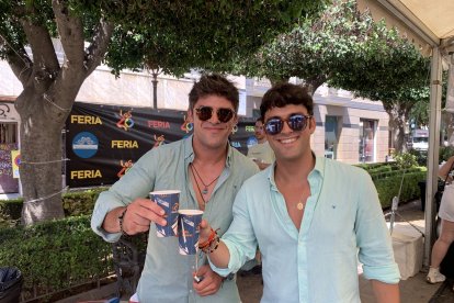 Pablo Moreno y Alejandro Moreno, alzando la bebida.