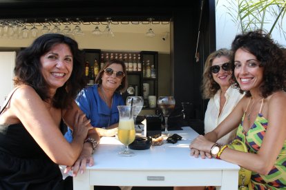 Elena Martín, Matilde Quirante, Ángeles Quirante y Elvira disfrutando de la tarde del lunes de Feria del Mediodía en el ático del hotel HO.