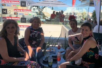 La alcaldesa de Gádor Lourdes Ramos junto a Olivia Ramos, María José Ramos y María José Molina en el ático del hotel HO.