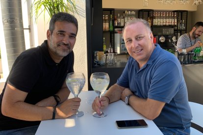 Los amigos José Antonio Martínez y José Enrique Aranega viviendo el penúltimo día de Feria del Mediodía 2022.