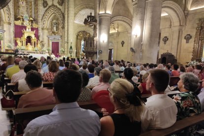 Ni un sitio libre para la misa en honor a la Virgen del Mar. 