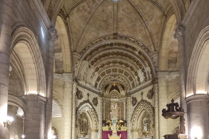 Procesión previa al inicio de la misa en honor a la Virgen del Mar.