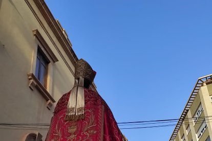 San Indalecio, acompañando a la Virgen del Mar.