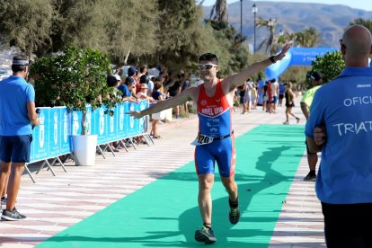 Grandes del triatlón cruzan la meta.