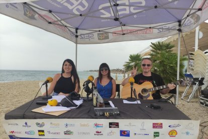 Ana García y Ben Bamford de Odyssey Rock-band ponen el toque musical a este \'Hoy por Hoy Levante\'.