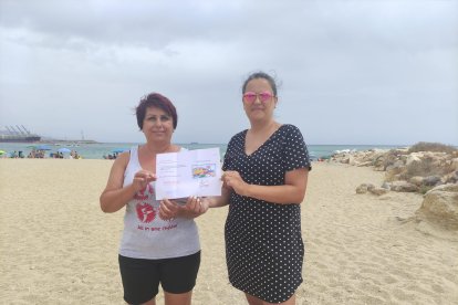 Rosa María Sáez y Mari Carmen Soriano ganan una comida en Restaurante Sol y Playa en Carboneras.