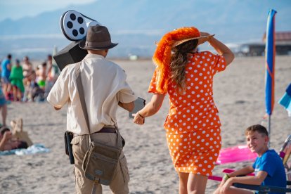 Indalecio Jones y Teodora, la Directora, en busca de figurantes.