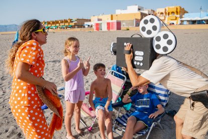 Buscando figurantes que estén concienciados sobre el reciclaje de residuos en la costa.
