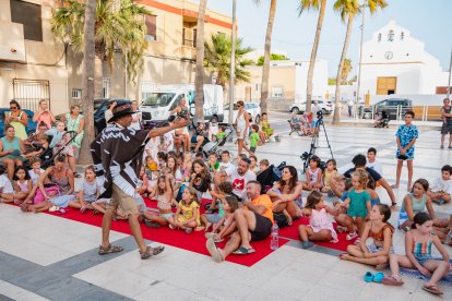 Los niños se divirtieron de lo lindo con la representación del domingo en Cabo de Gata.