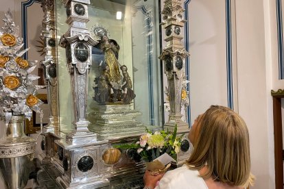 Pilar Alfonso Rodríguez, frente a la Virgen del Saliente.