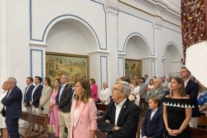 Devoción en el interior del templo.