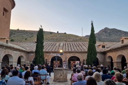 Destacaba la nutrida presencia de la Cofradía del Santo Rosario de Macael.