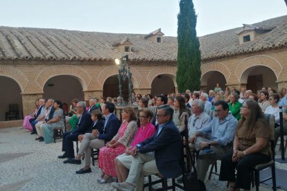 El conocido empresario Francisco Martínez–Cosentino estuvo acompañado de sus familiares para asistir a la exaltación de la Romería de su mujer, Pilar Alfonso.