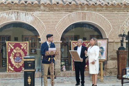 El secretario del Santuario, Juan Navarrete Ortega, se encargó del agradecimiento oficial y se le entregó un hermoso pergamino con el escudo de armas del Santuario.