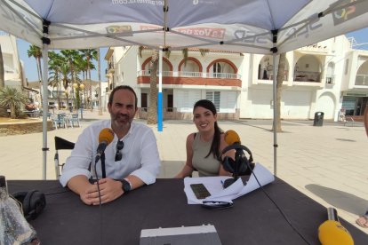 El alcalde de Carboneras, Jose Luis Amérigo despide al equipo de la SER en la Playa este año.