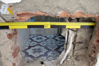 Accedieron a través de un butrón desde un local colindante.